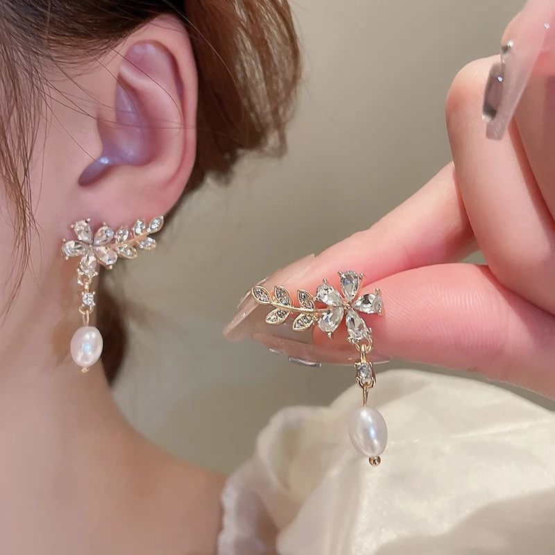 Light Luxury Flower Leaf Zircon And Pearl Stud Earrings