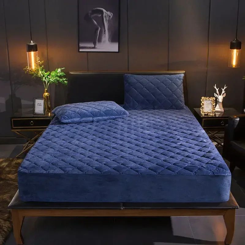 Plush Thickened Crystal Velvet Quilted Mattress Cover
