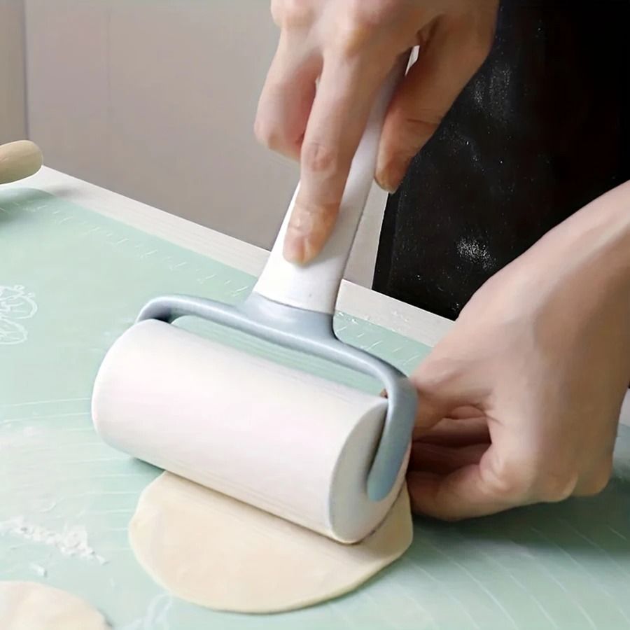 Hand-Held Pastry Roller – Ergonomic Household Baking Tool