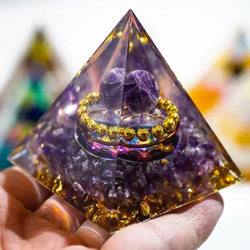 Natural Crystal Energy Pyramid – Peridot & Amethyst Reiki Healing Generator for Modern Egyptian Decor & Zen Room Accents