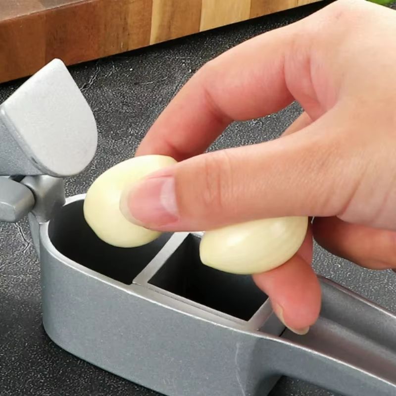 Dual-Action Zinc Alloy Garlic Press & Slicer – 2-in-1 Manual Kitchen Gadget