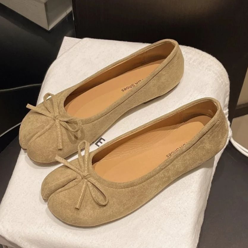 Womens Japanese Style Tabi Leather Flats with Split Toe Design