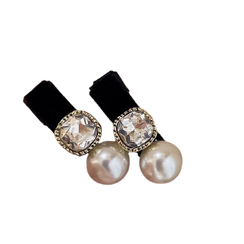 Exquisite Pearl Velvet Side Clip Hairpiece for Women – Retro Black Bangs Clip, High-End Fragrance Hair Accessory