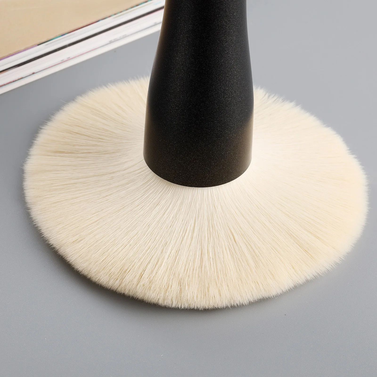 Professional Large Powder Makeup Brush for Flawless Traceless Blending, Soft Concealer Beauty Tool for Face & Finish