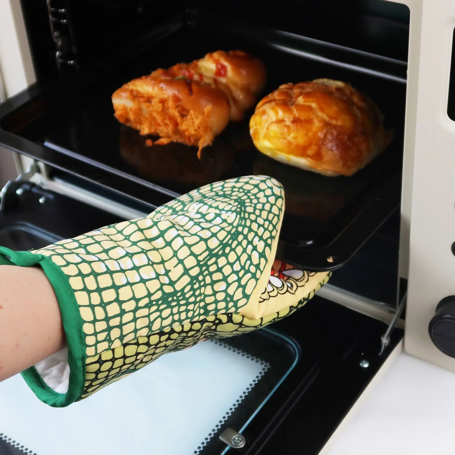 Cute Crocodile Microwave & Oven Insulation Gloves (2 pcs)