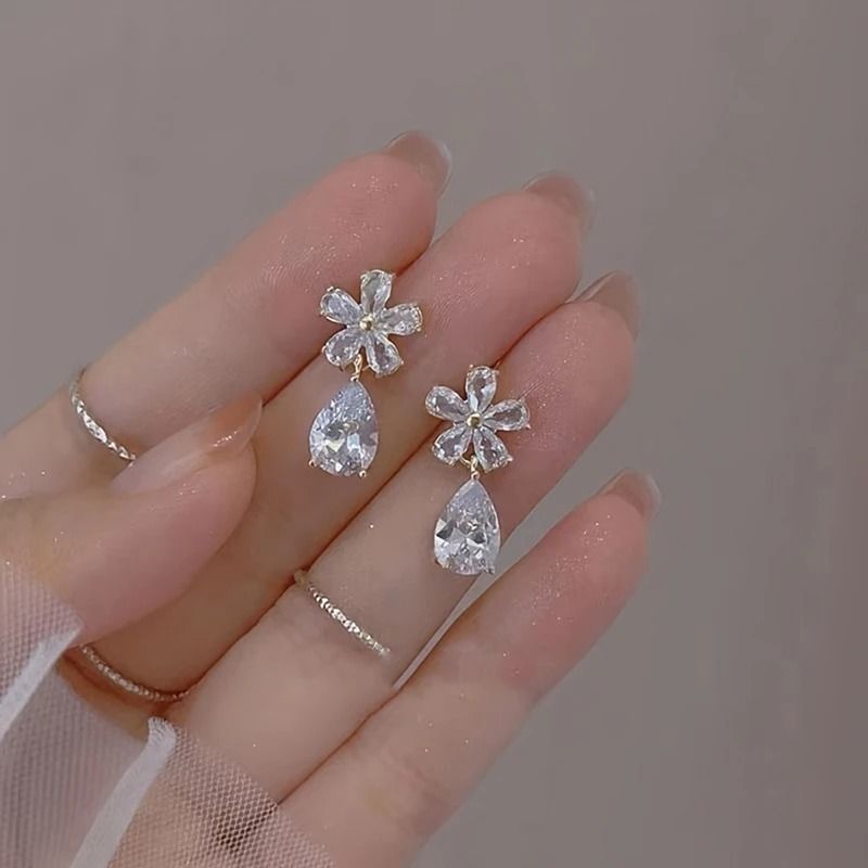 Light Luxury Flower Leaf Zircon And Pearl Stud Earrings