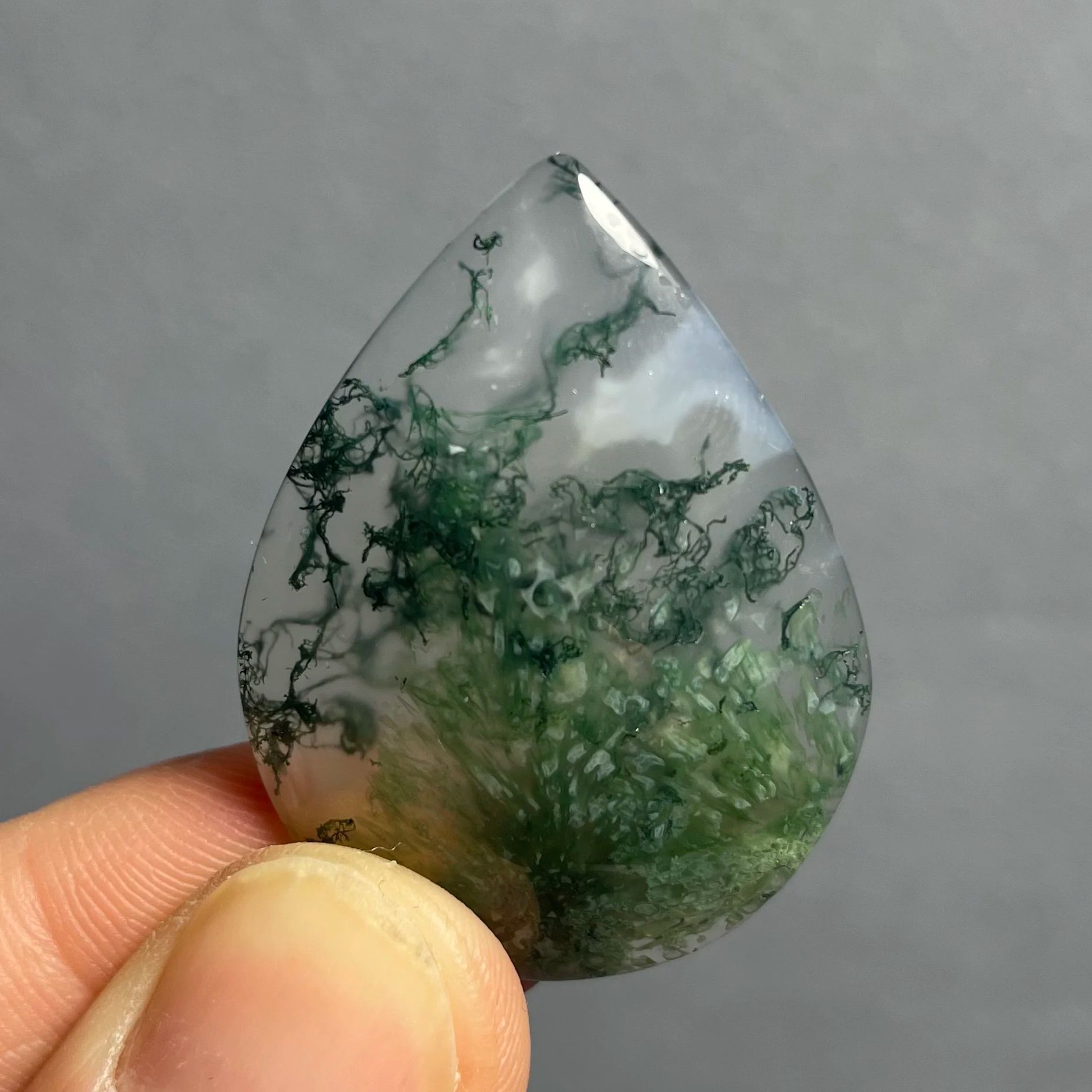 Natural Agate Crystal Pendant – Polished Quartz Healing Stone for Feng Shui, Jewelry & Home Decor