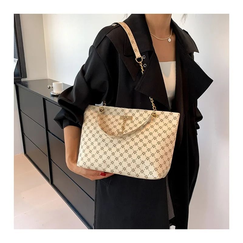 Presbyopia Textured Leather Tote and High-Performance Chain Shoulder Architecture