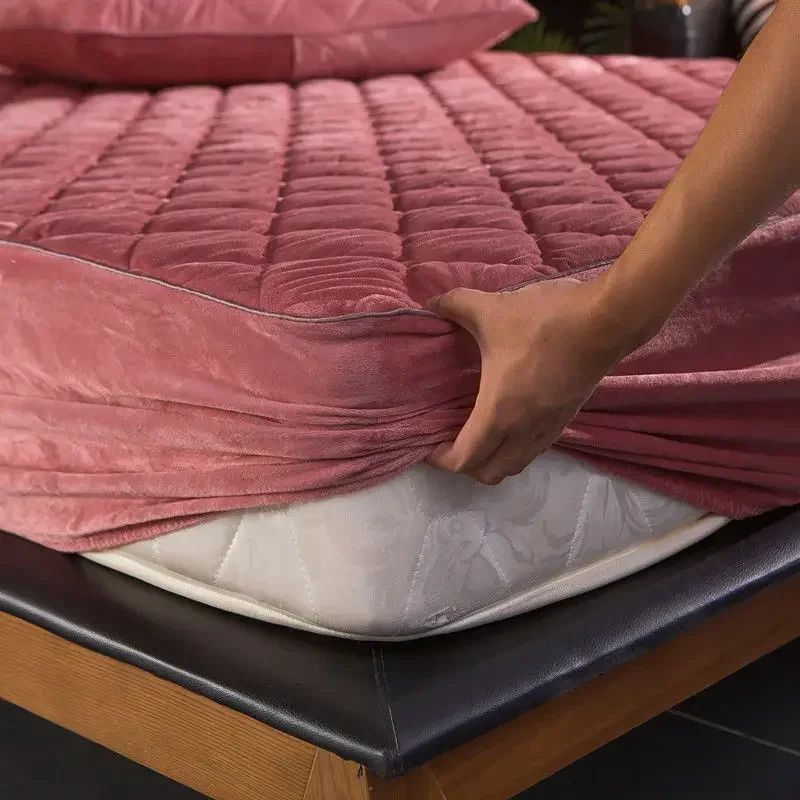 Plush Thickened Crystal Velvet Quilted Mattress Cover