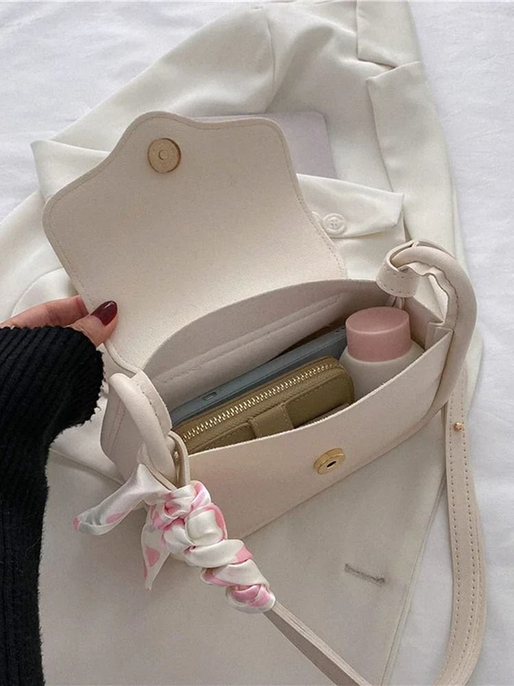 Retro Heart Detailed Saddle Shoulder Bag