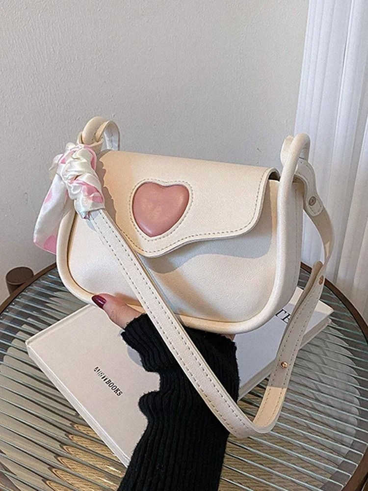 Retro Heart Detailed Saddle Shoulder Bag