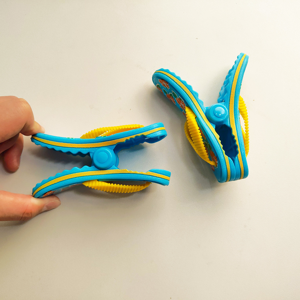 Heavy Duty Beach Towel Clips Non Slip Sunbed and Laundry Peg Holders