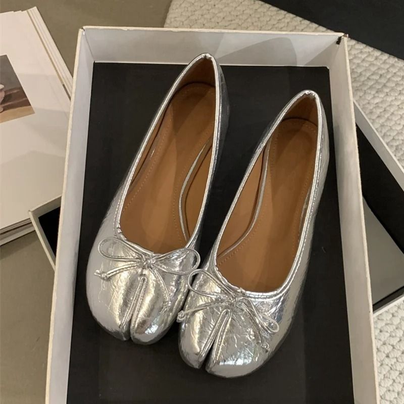 Women's Flats with Soft Ballet Design and Bow Detail