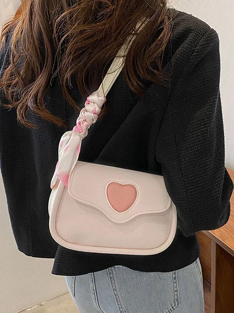 Retro Heart Detailed Saddle Shoulder Bag