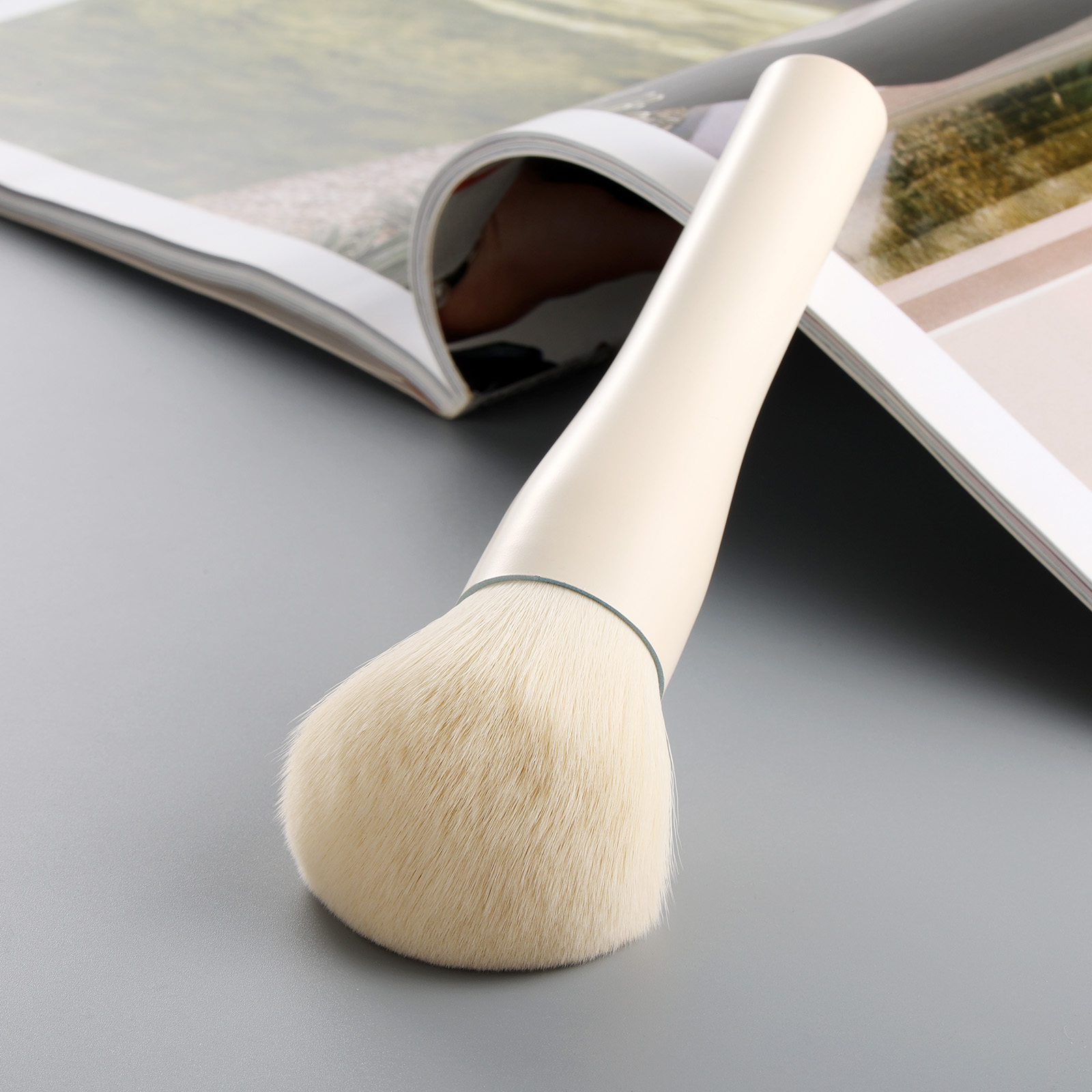 Quality Large Powder Brush, Professional Makeup Brush for Flawless Application