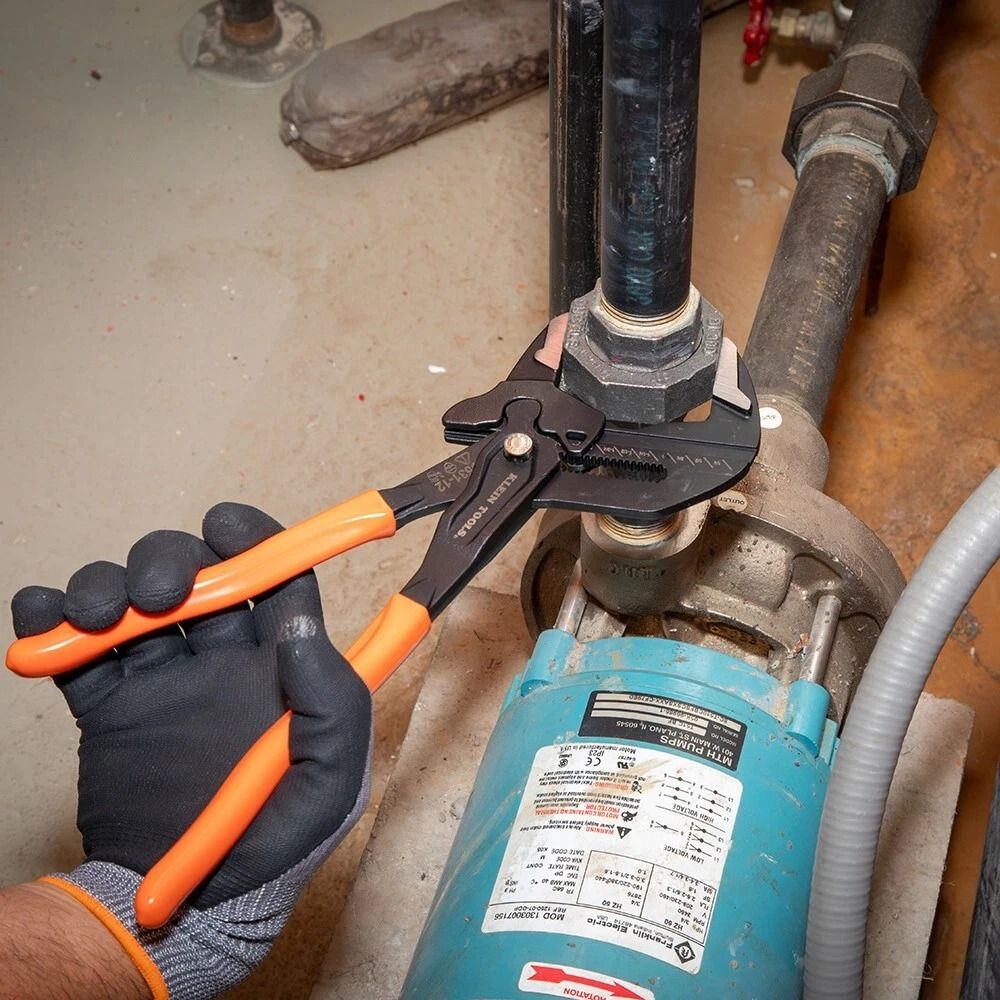 Plier Wrench with Parallel Jaws and Quick Adjust
