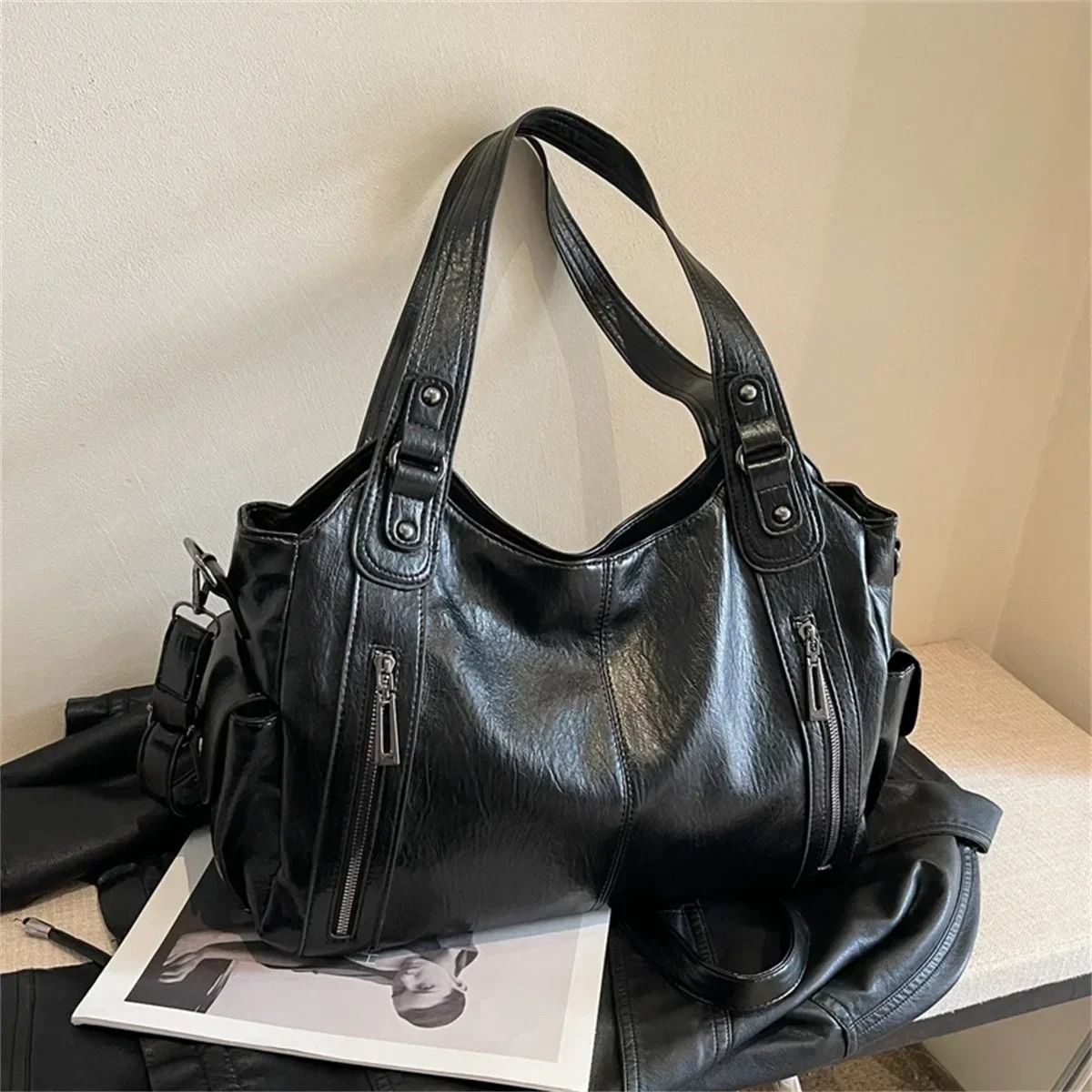 High Quality PU Shoulder Bag with Soft Interior and Contrast Design for Women