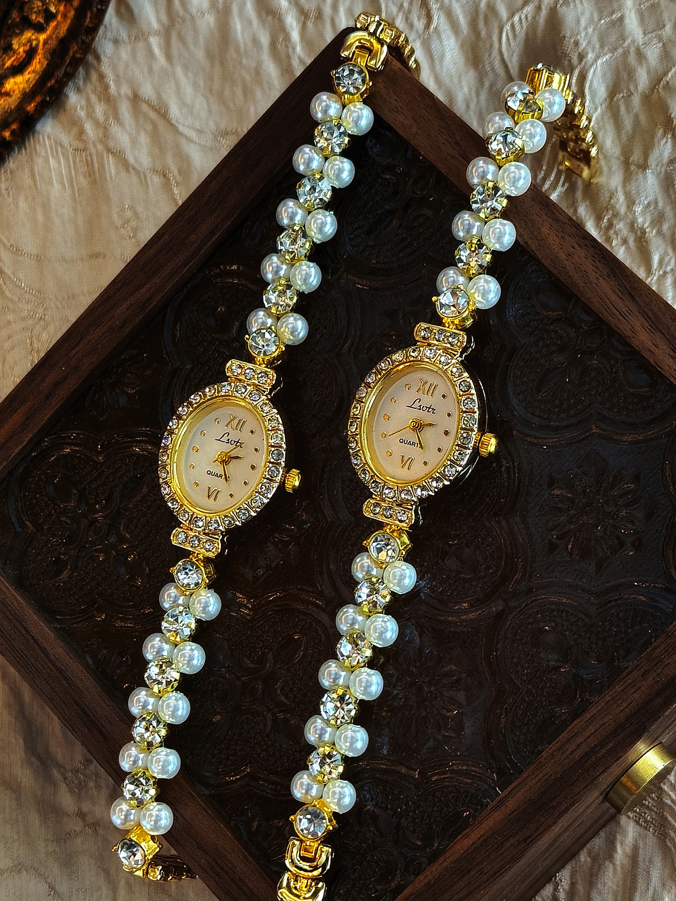 Elegant Vintage Women's Watch with Pearl, Rhinestone Inlays, Oval Mother-Of-Pearl Dial for Daily Wear and Parties