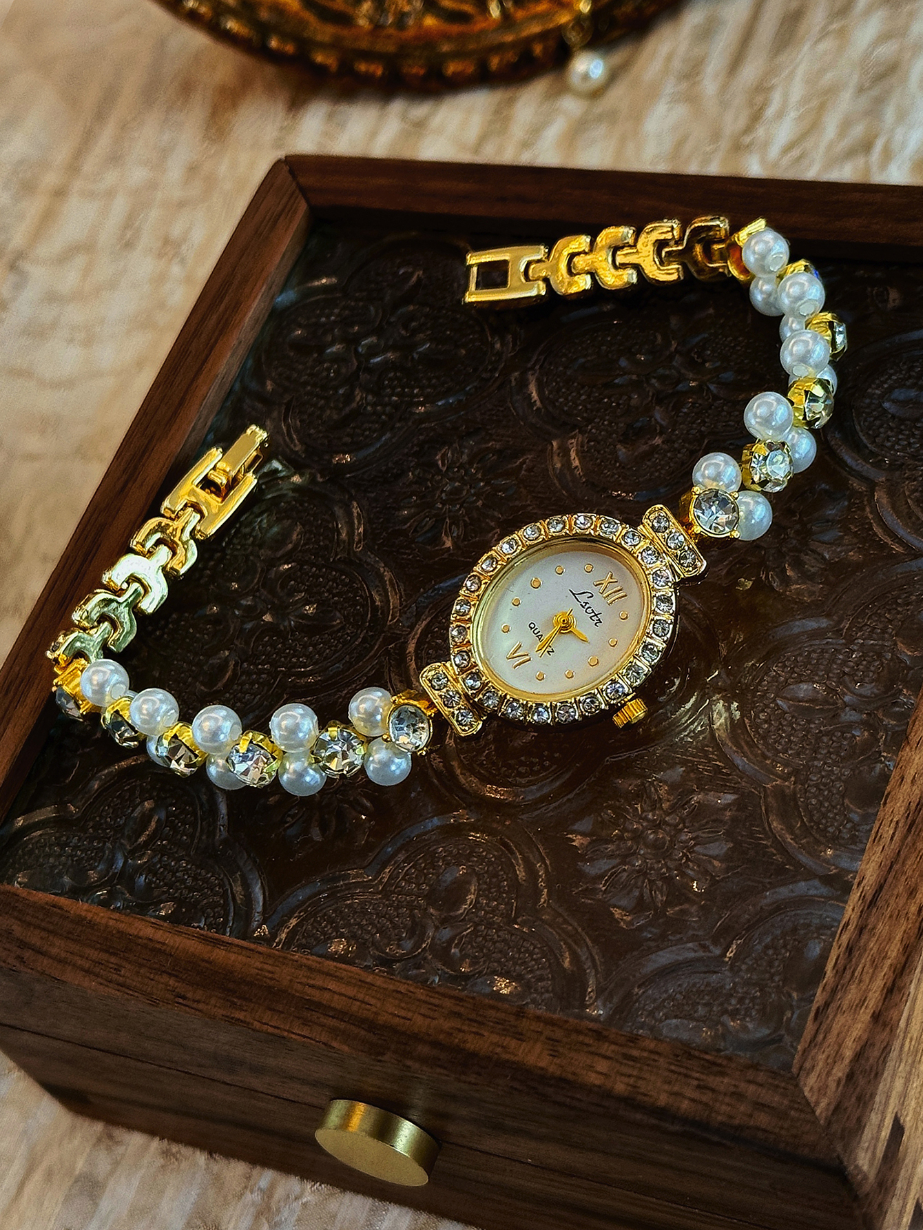Elegant Vintage Women's Watch with Pearl, Rhinestone Inlays, Oval Mother-Of-Pearl Dial for Daily Wear and Parties