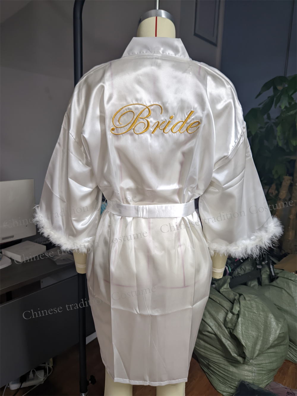 White Bride Wedding Robe with Feathers, Satin Peignoir Gowns, Sexy Bridesmids Kimono, Short Bridal Bathrobe