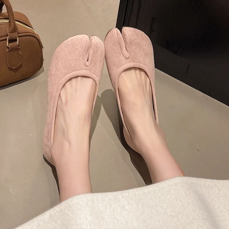 Womens Japanese Style Tabi Leather Flats with Split Toe Design