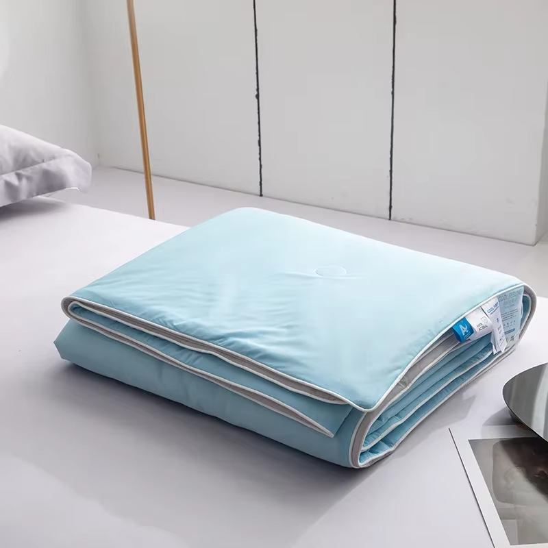 Silky Cooling Blanket for Bed, Lightweight Cooled Summer Comforter, Double-Sided Cold & Cooling Fabric Quilt