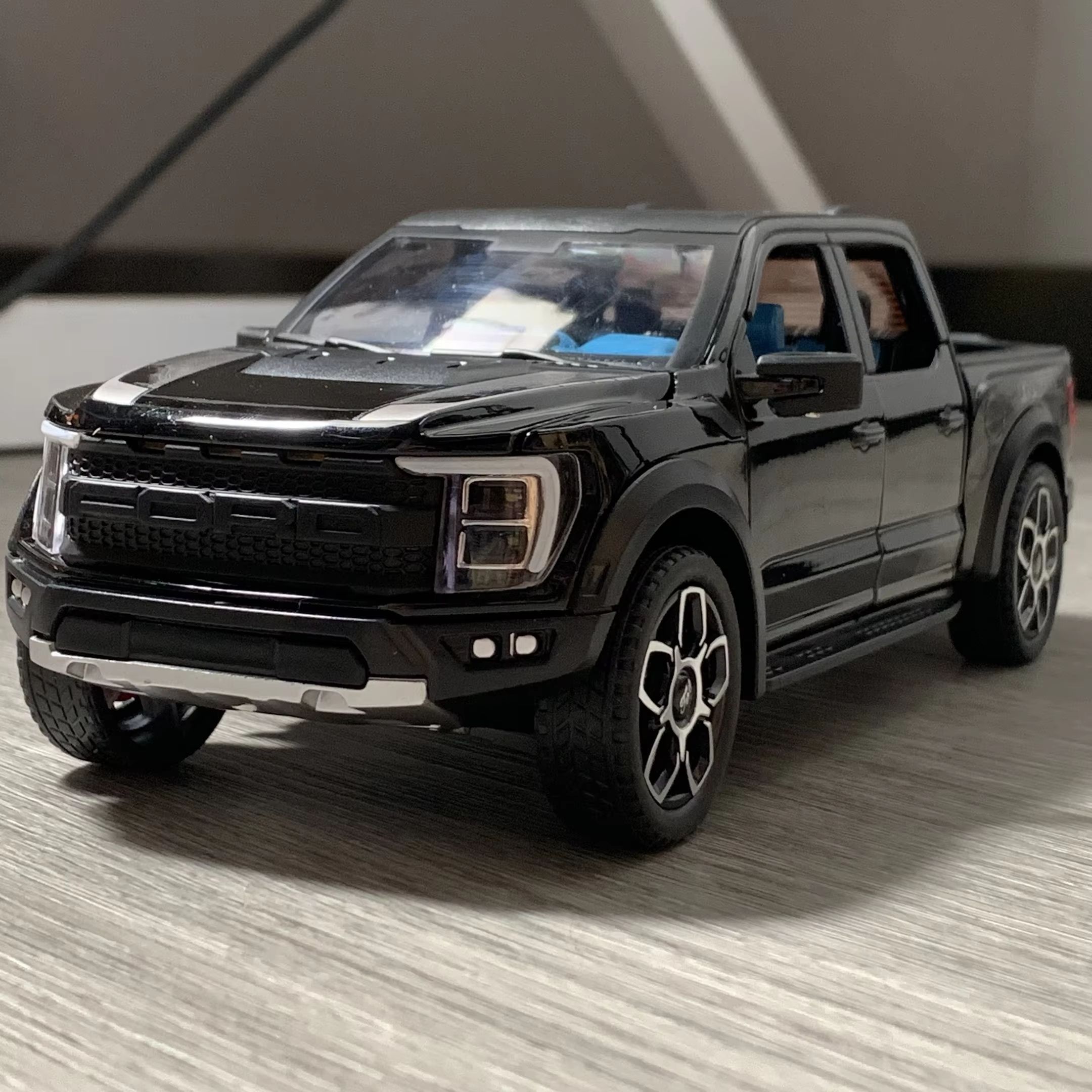 1-20 Ford Raptor F150 diecast truck model with Opening Doors, Pull Back Action, Sound and Lights