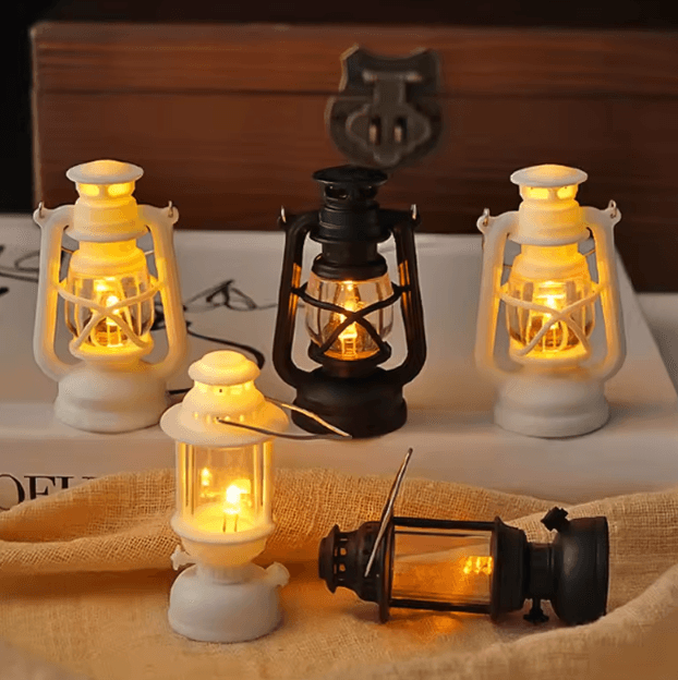 Mini LED Pony Lantern – Retro Dollhouse Light & Miniature Oil Lamp Decor