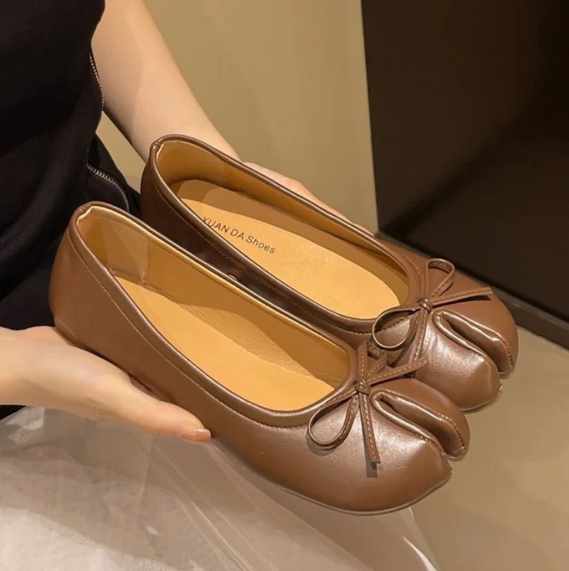 Womens Japanese Style Tabi Leather Flats with Split Toe Design