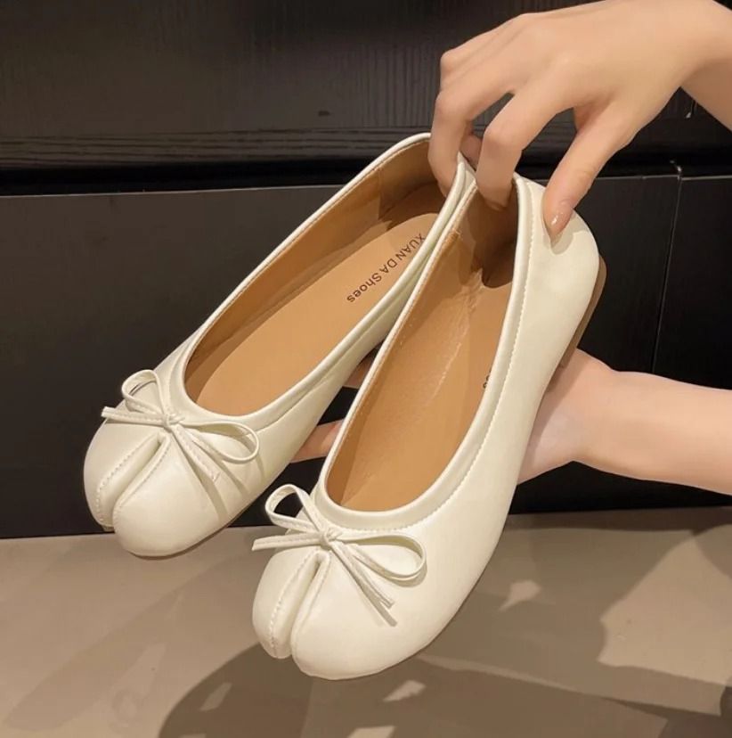 Womens Japanese Style Tabi Leather Flats with Split Toe Design