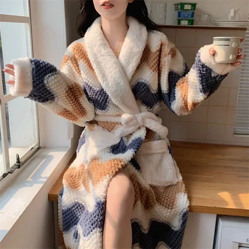 Long Coral Velvet Thick Bath Bathrobes for Women, Autumn and Winter Warm Nightgown, Shower Robe Bath Towels For Adults