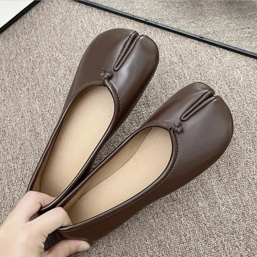 Womens Japanese Style Tabi Leather Flats with Split Toe Design