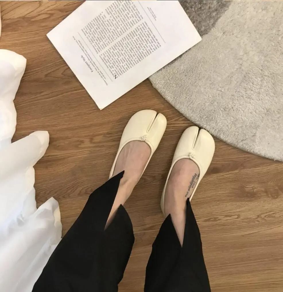 Womens Japanese Style Tabi Leather Flats with Split Toe Design