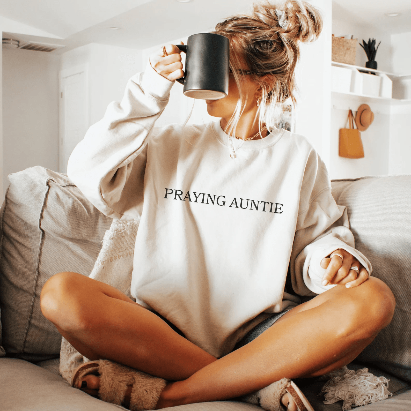 Praying Auntie Sweatshirt Faith Aunt Gift Cozy Christian Auntie Crewneck