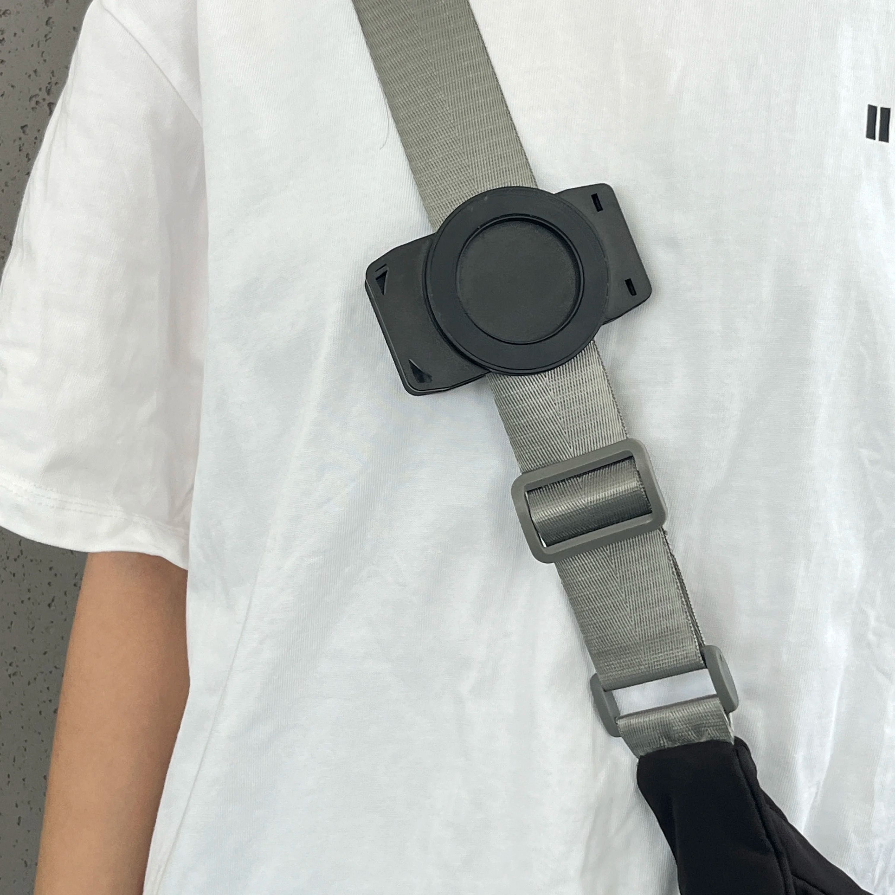 Magnetic Hands-Free Belt Clip Holder – Universal Phone Backpack Mount with Metal Hook & Spring Rope – MagSafe Ready